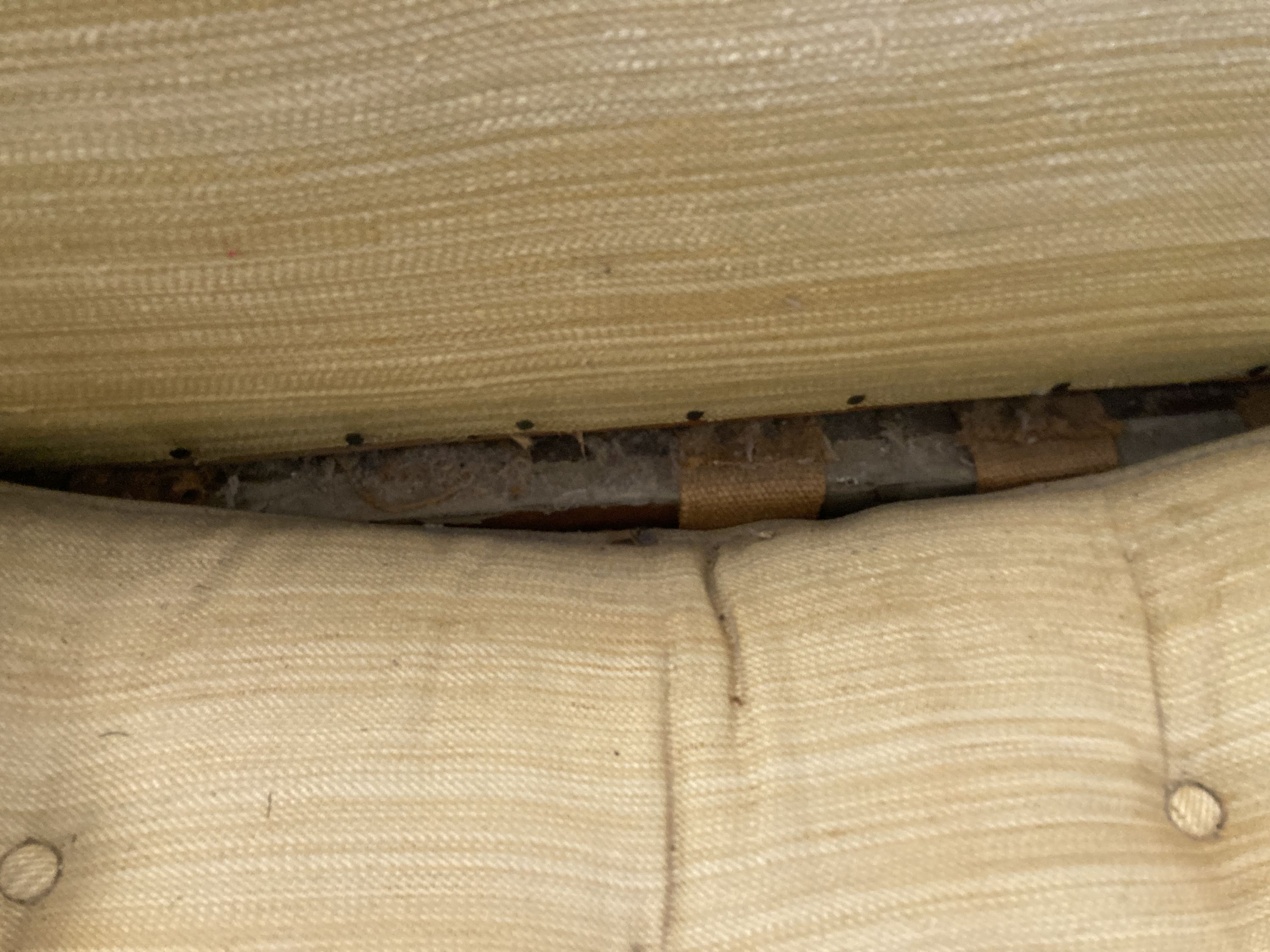 A Victorian walnut chaise longue, length 170cm, depth 64cm, height 86cm